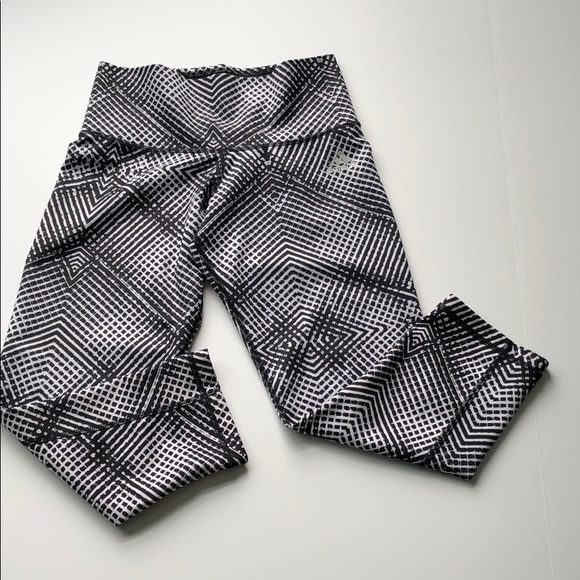 Women’s athletic workout capris - Picture 2 of 5